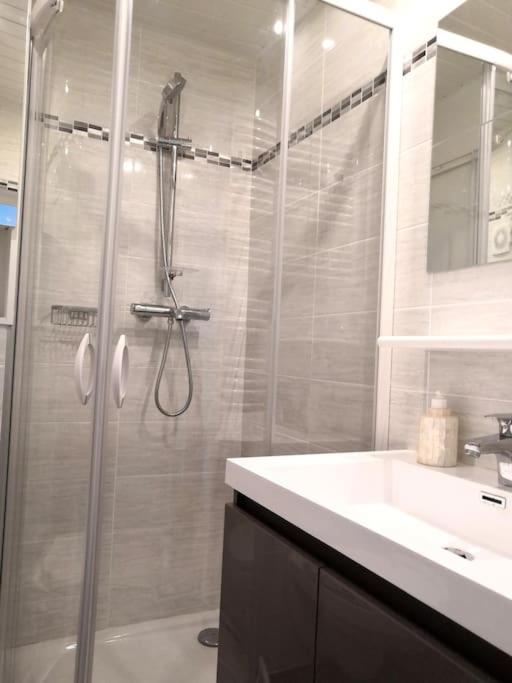 Beautifully Bright Apartment In Old Town Сен-Тропе Экстерьер фото