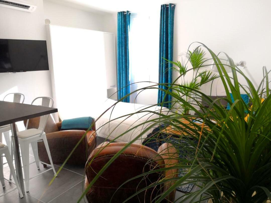 Beautifully Bright Apartment In Old Town Сен-Тропе Экстерьер фото