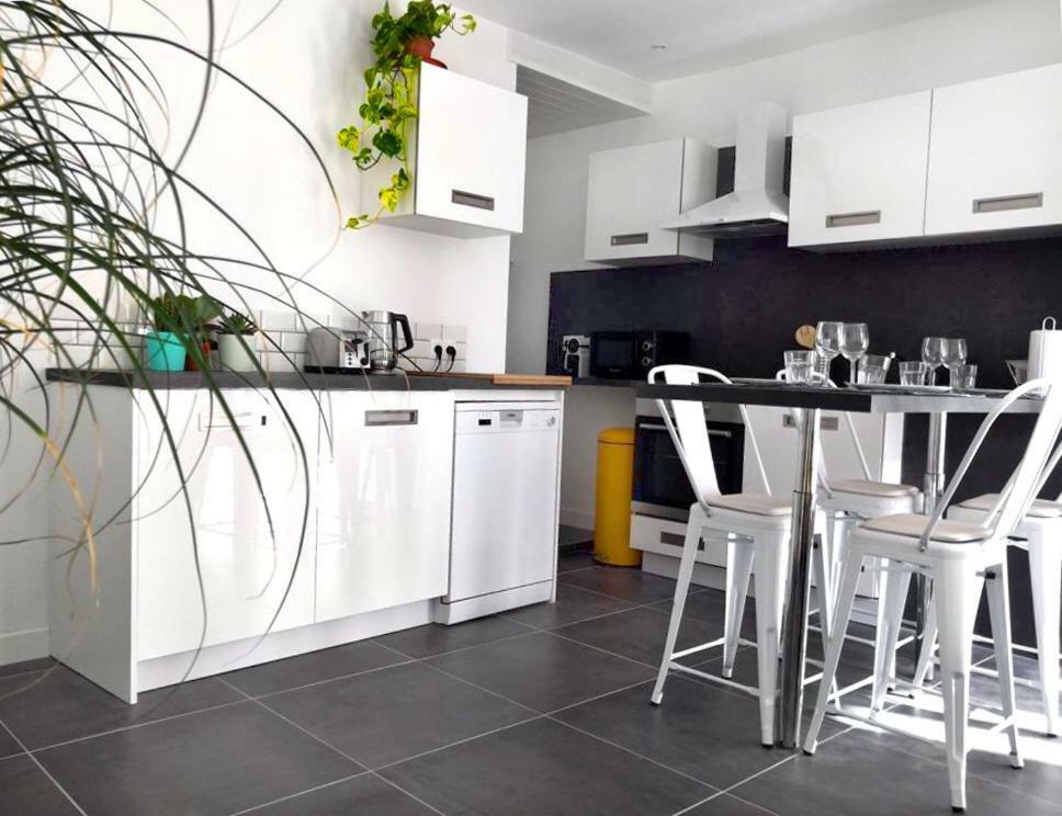 Beautifully Bright Apartment In Old Town Сен-Тропе Экстерьер фото